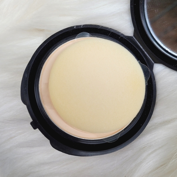 NYC Smooth Skin Pressed Face Powder, 701A Translucent 0.33oz Discontinued HTF - Picture 3 of 4